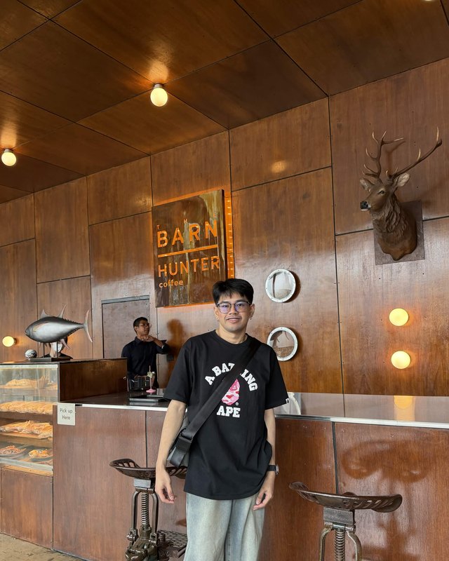 ไชยาอยู่ในร้านคาเฟ่
